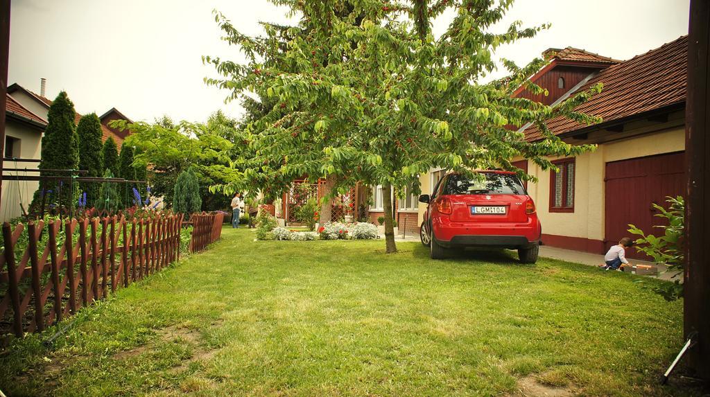 Hajnal Apartman Villa ยูลา ภายนอก รูปภาพ