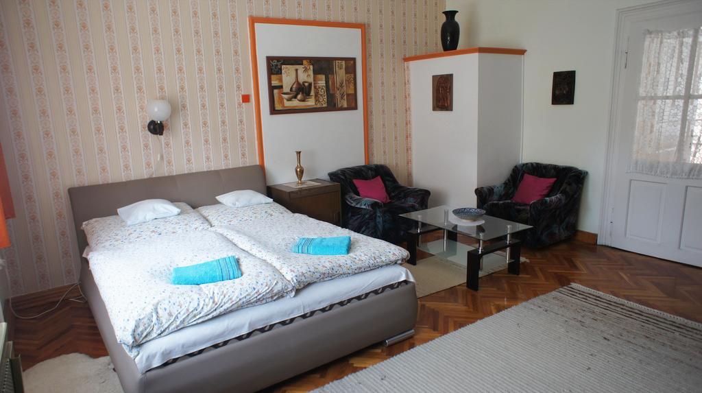 Hajnal Apartman Villa ยูลา ภายนอก รูปภาพ